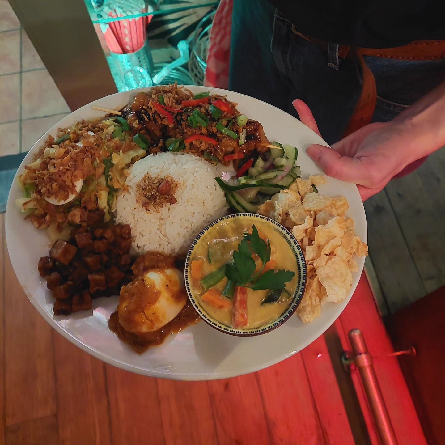 Sateetje met een lekker bokbiertje van Two Chefs Brewing #twochefsbrewing #sate  #pindasaus #kadijksplein #entrepotdok #kroepoek